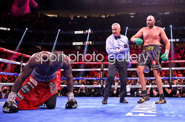 Tyson Fury knocks down v Deontay Wilder Round 3 Las Vegas 2021