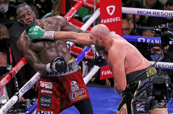 Tyson Fury punches Deontay Wilder Round 7 Heavyweight Fight 2021
