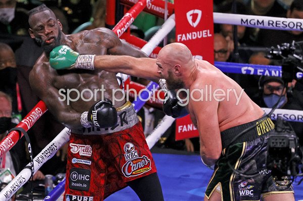 Tyson Fury punches Deontay Wilder Round 7 Heavyweight Fight 2021