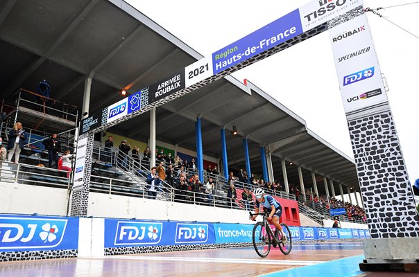 Elisabeth Deignan-Armitstead Great Britain wins Paris Roubaix 2021 