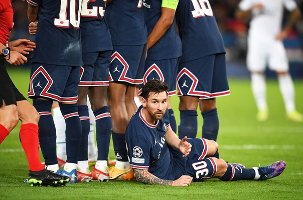 Lionel Messi PSG hides behind the wall League 2021