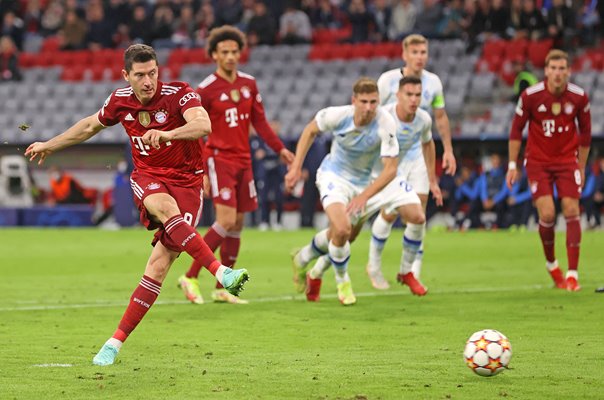 Robert Lewandowski Bayern Munich scores v Dinamo Kiev Champions League 2021