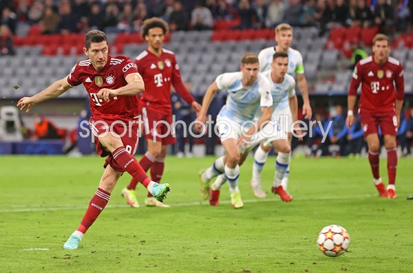 Robert Lewandowski Bayern Munich scores v Dinamo Kiev Champions League 2021