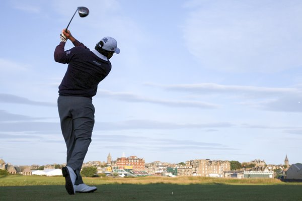 Lee Westwood tees of on 17 - Round 3