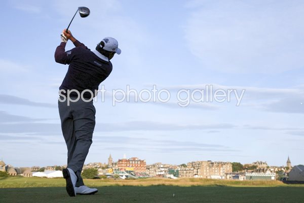Lee Westwood tees of on 17 - Round 3