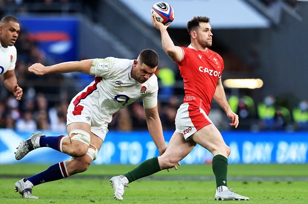 Tomos Williams Wales overhead pass v England Six Nations 2022