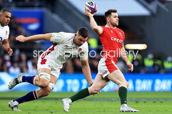 Tomos Williams Wales overhead pass v England Six Nations 2022