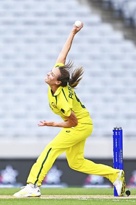 Elleyse Perry Australia bowls v India Cricket World Cup 2022