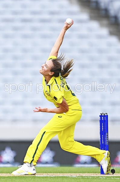 Elleyse Perry Australia bowls v India Cricket World Cup 2022