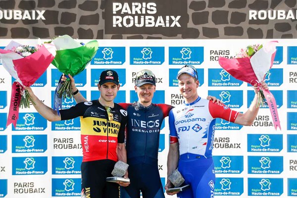 Dylan Van Baarle Wout Van Aert Stefan Küng Paris-Roubaix Podium 2022 
