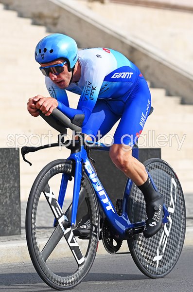 Simon Yates Great Britain wins Stage 2 Time Trial Giro d'Italia 2022