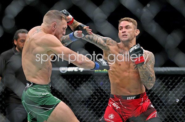 Dustin Poirier punches Conor McGregor UFC 264 Las Vegas 2021