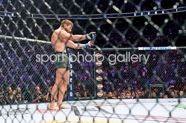 Conor McGregor gesture v Khabib Nurmagomedov UFC 229 Las Vegas 2018