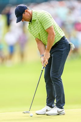 Rory McIlroy putts Round 1 USPGA Southern Hills CC 2022