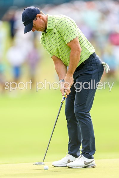 Rory McIlroy putts Round 1 USPGA Southern Hills CC 2022