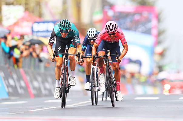 Jai Hindley Australia v Richard Carapaz sprint Stage 16 Giro d'Italia 2022  