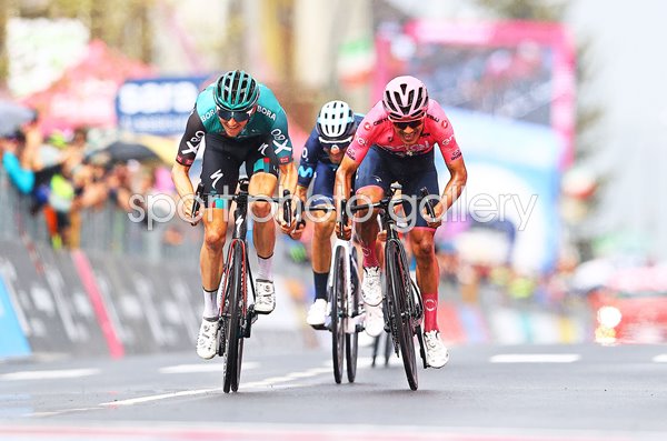 Jai Hindley Australia v Richard Carapaz sprint Stage 16 Giro d'Italia 2022