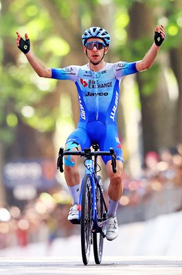 Simon Yates Great Britain wins Stage 14 Giro d'Italia 2022