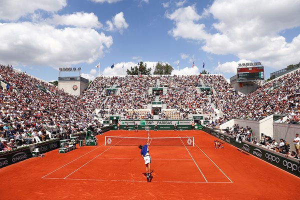 Daniil Medvedev serves French Open Paris 2022