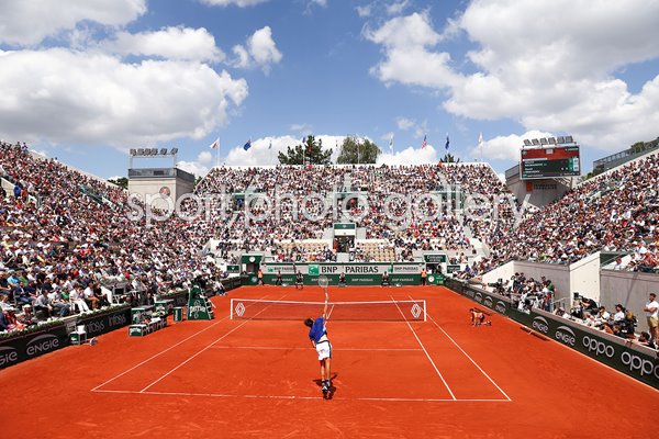 Daniil Medvedev serves French Open Paris 2022