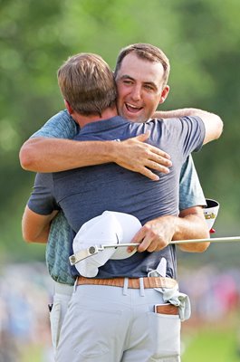 Scottie Scheffler congratulates Sam Burns on Charles Schwab win 2022