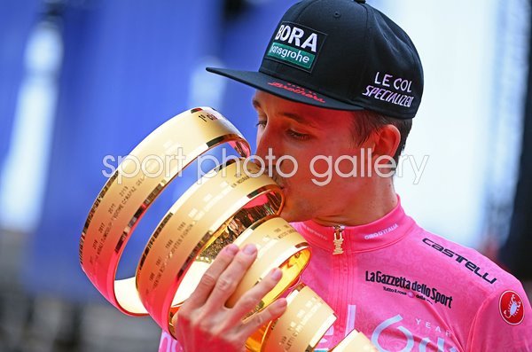 Jai Hindley Australia Giro d'Italia Winner's Trophy Verona 2022 