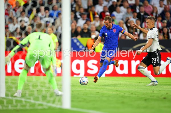 Harry Kane England v Nico Schlotterbeck Germany Nations League 2022