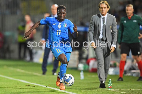 Wilfried Gnonto Italy on the ball v Hungary Nations League 2022