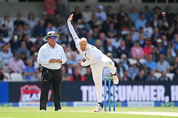 Jack Leach England bowls spin v New Zealand Headingley Test 2022