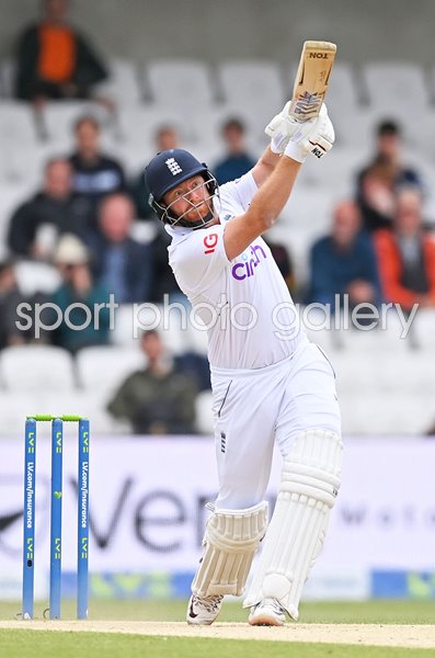 Jonathan Bairstow England hits a six v New Zealand Headingley 2022
