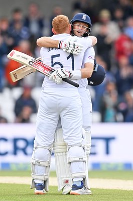 Jonathan Bairstow & Joe Root England celebrate v New Zealand Headingley 2022