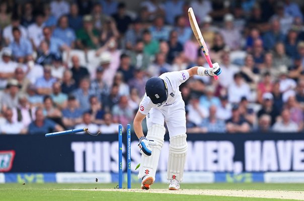 Trent Boult New Zealand bowls v Ollie Pope England Headingley 2022