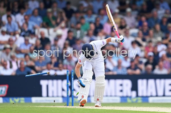 Trent Boult New Zealand bowls v Ollie Pope England Headingley 2022