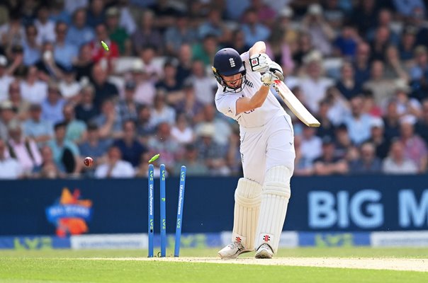 Trent Boult New Zealand bowls v Zak Crawley England Headingley Test 2022