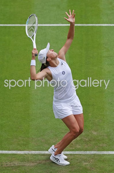 Iga Swiatek Poland serve focus Wimbledon 2022