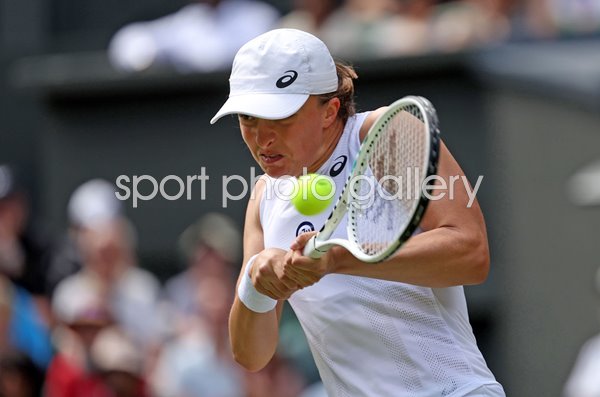 Iga Swiatek Poland backhand focus Wimbledon 2022