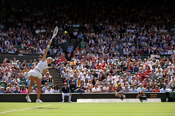 Iga Swiatek Poland serves Wimbledon 2022