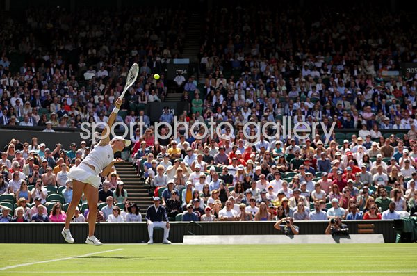 Iga Swiatek Poland serves Wimbledon 2022