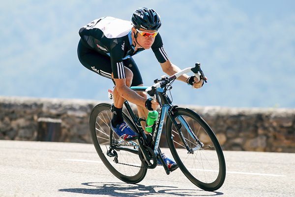 Bradley Wiggins descends Stage 15