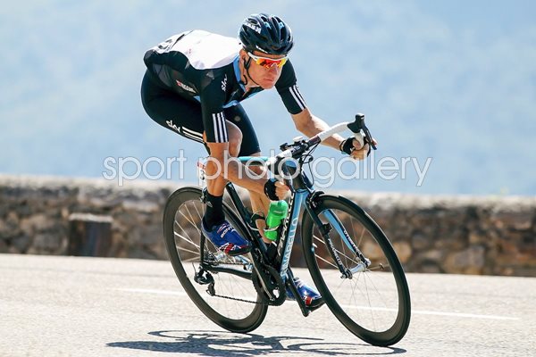 Bradley Wiggins descends Stage 15