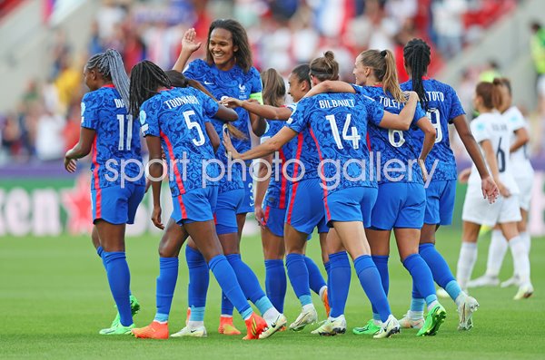 France celebrate v Italy Group D Women's EURO 2022