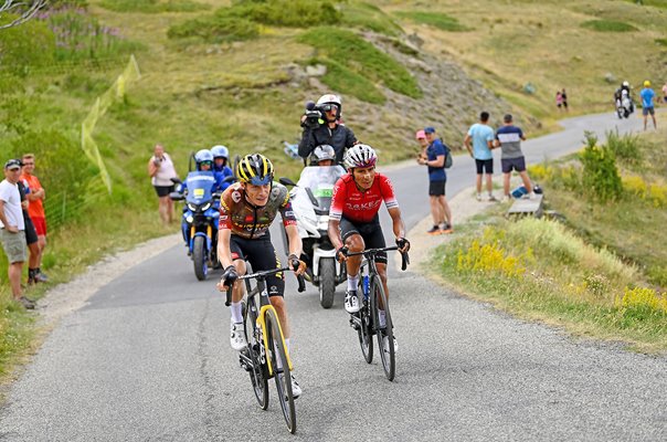Jonas Vingegaard passes Nairo Quintana Stage 11 2022