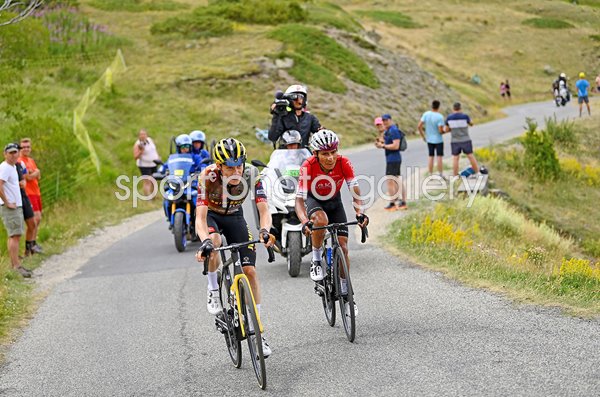 Jonas Vingegaard passes Nairo Quintana Stage 11 2022