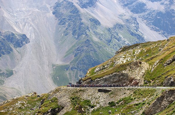Peloton Col du Lautaret (2056m) Stage 12 Tour de France 2022