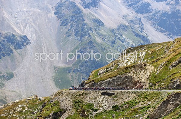 Peloton Col du Lautaret (2056m) Stage 12 Tour de France 2022