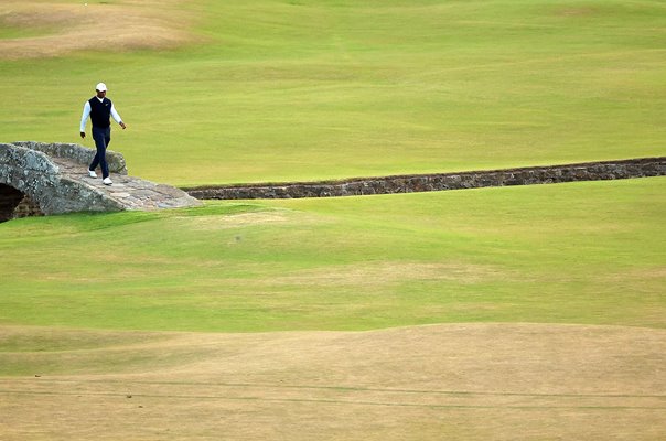 Tiger Woods USA Swlican Bridge 18th Hole Open St Andrews 2022