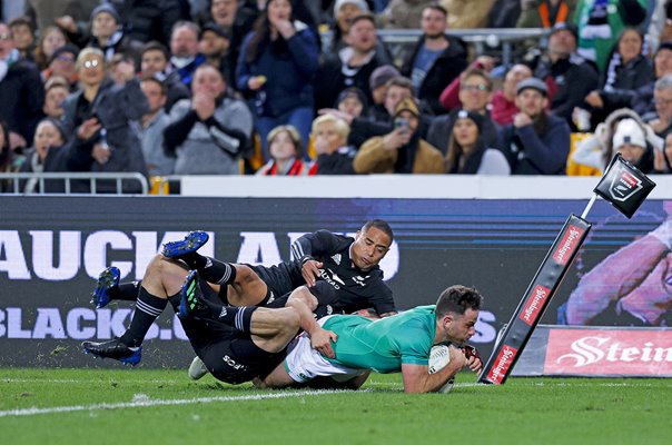 Hugo Keenan Ireland scores try v New Zealand 3rd Test Wellington 2022