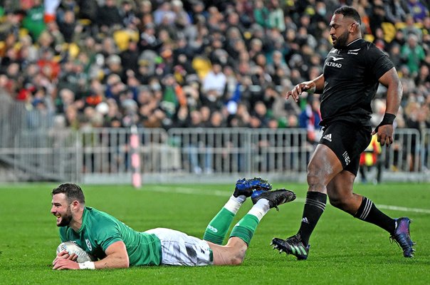 Robbie Henshaw Ireland scores try v New Zealand 3rd Test Wellington 2022