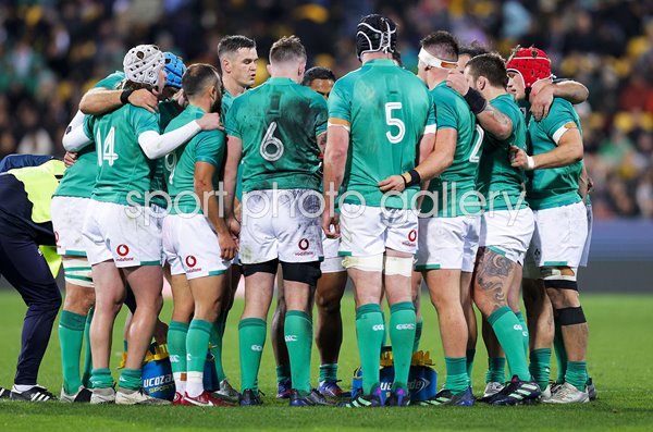 Ireland team huddle v New Zealand 3rd Test Wellington 2022 