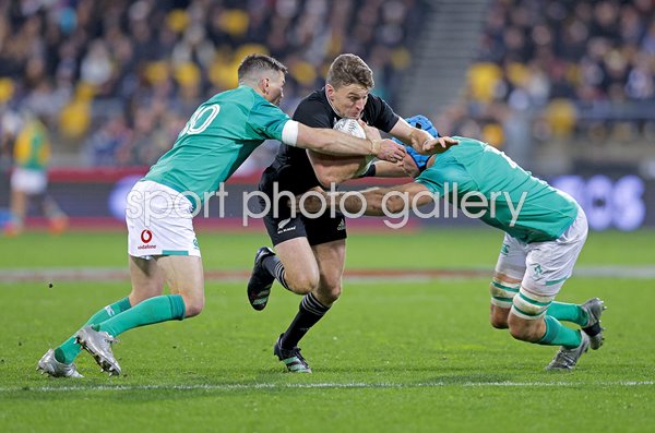Beauden Barrett New Zealand v Johnny Sexton & Tadhg Beirne Ireland 2022  